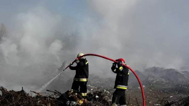 Pompierii au intervenit pentru a stinge incendiile de vegetație de pe o suprafață de 33 de hectare