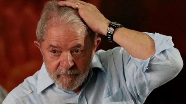 Brazilia | Fostul președinte Lula, condamnat la 12 ani de închisoare pentru corupție, s-a predat autorităților