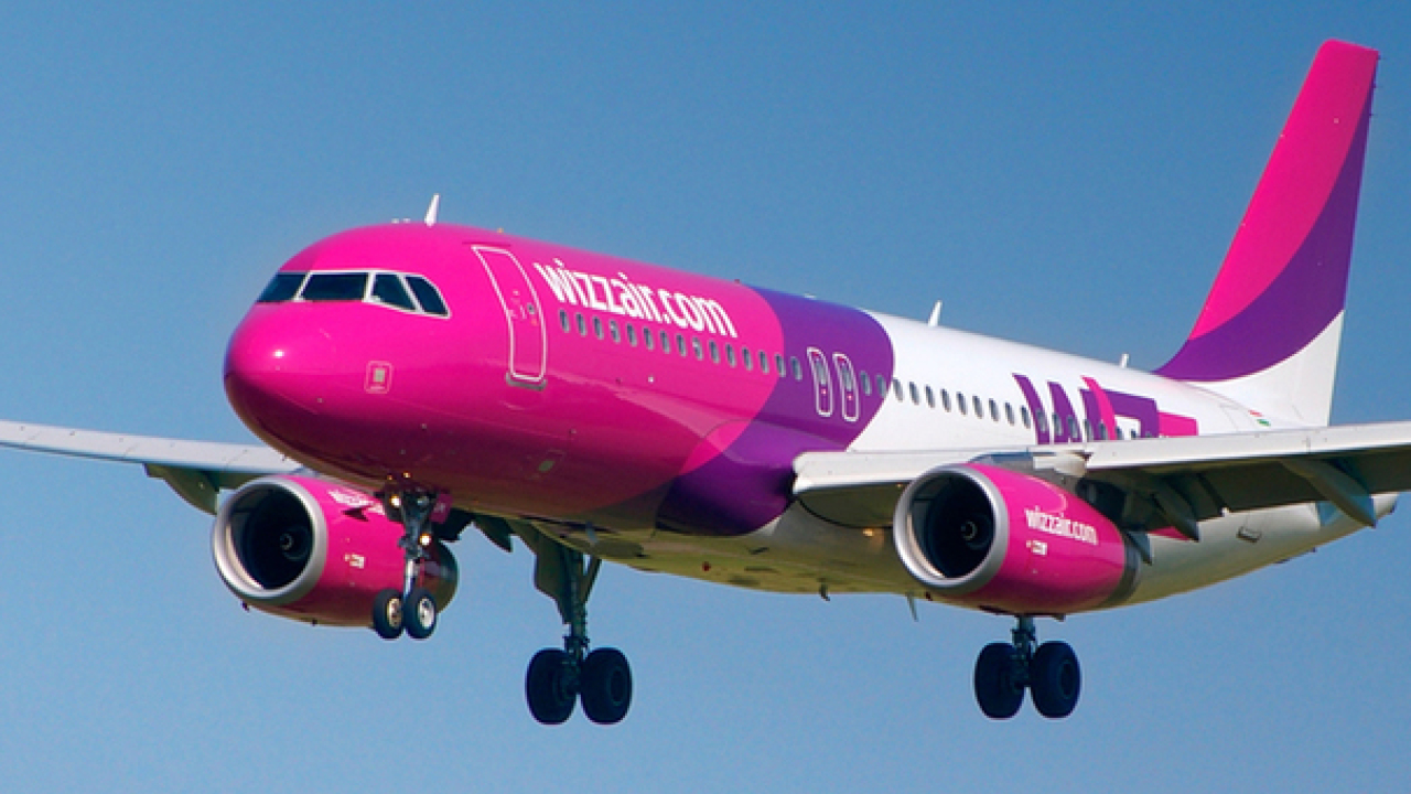 Авиакомпания wizz. Wizz Air. Wizz Air авиакомпания. Венгерская авиакомпания Wizz Air. Стойка Wizz Air.