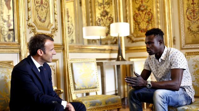 Președintele Franței va acorda cetățenia franceză unui imigrant care a salvat un copil în Paris (video)
