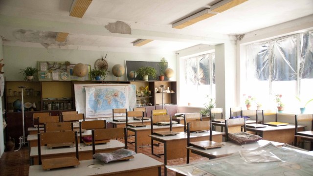 Ultima școală cu predare în limba română riscă să se închidă. „Vor să ne facă ruși ca pe toată lumnea”