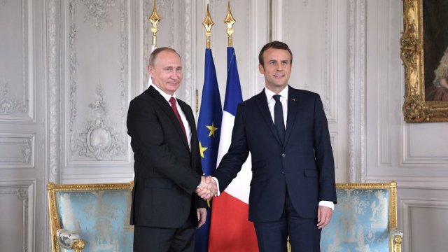 Președintele francez Emmanuel Macron face prima sa vizită oficială în Rusia