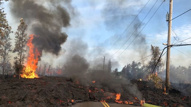 O stradă din Hawaii a fost înghițită de un val de lavă. Mai multe locuințe au fost arse