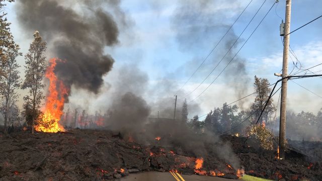 VIDEO | Râuri de rocă incandescentă se îndreaptă spre casele din Hawaii