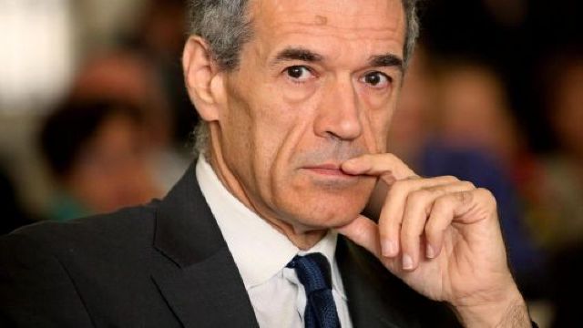 Carlo Cottarelli are sarcina de a forma un guvern interimar, dar se confruntă cu opoziția a două partide populiste