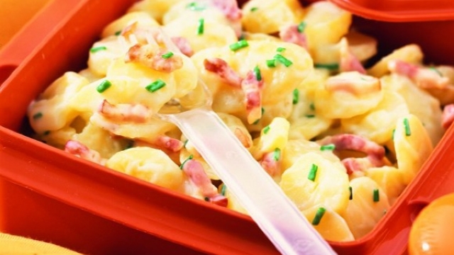 Rețeta zilei | Salată de cartofi noi cu bacon