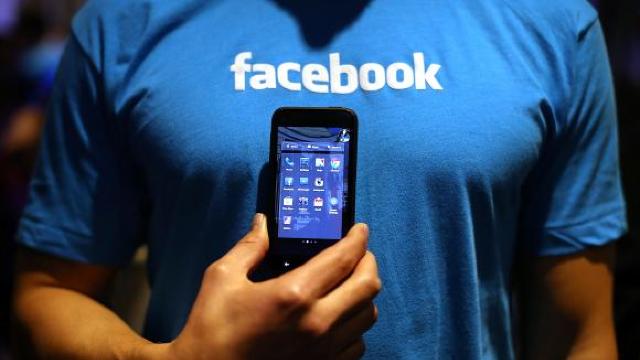 Pentru a combate FAKE NEWS, Facebook îi va întreba pe utilizatorii europeni în ce surse de știri au încredere