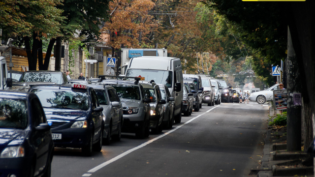 Flux mare de transport și circulație dificilă pe străzile Chișinăului