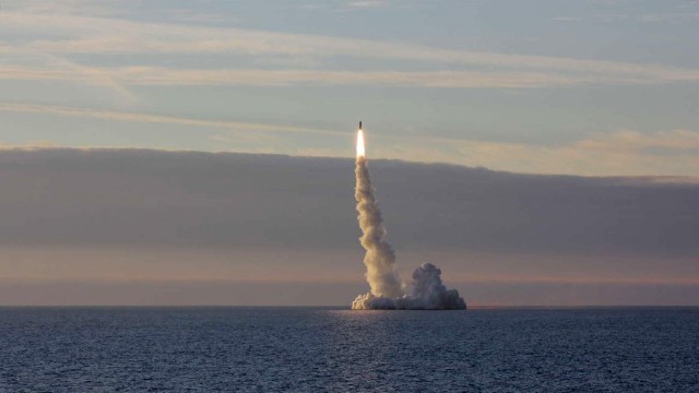 Rusia anunță un tir reușit cu patru rachete intercontinentale Bulava
