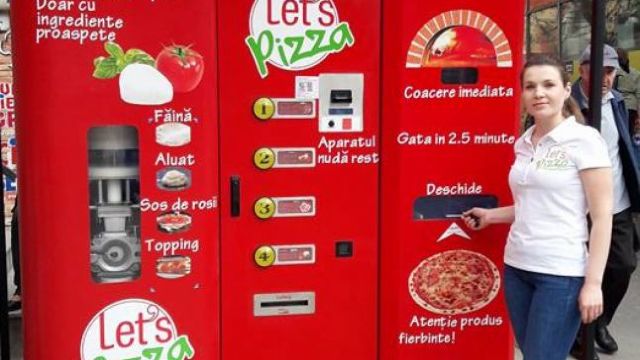 VIDEO | A apărut primul automat care face pizza, în Piața 700 din Timișoara 