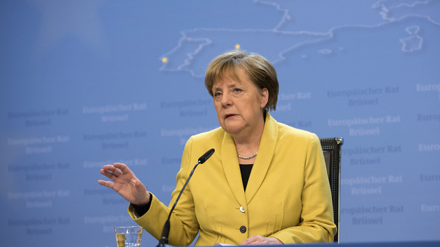 Germania | Angela Merkel acceptă un compromis cu CSU în privința migranților
