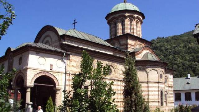 Mănăstirea Cozia – minune a Evului mediu românesc, fostă necropolă domnească, școală, azil, temniță și cazarmă