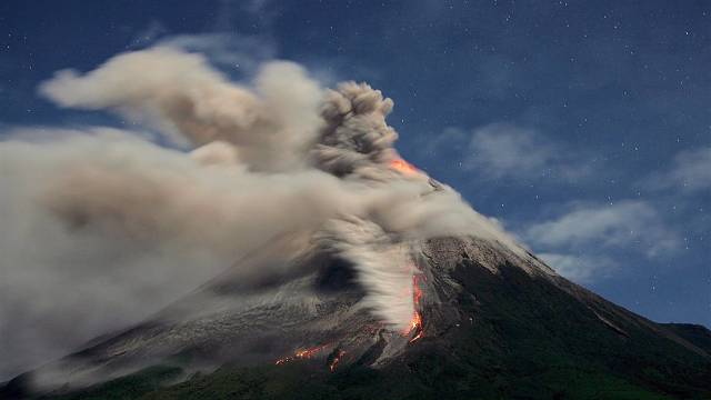 Cel mai activ vulcan din Indonezia fierbe, oamenii sunt evacuați din zonă