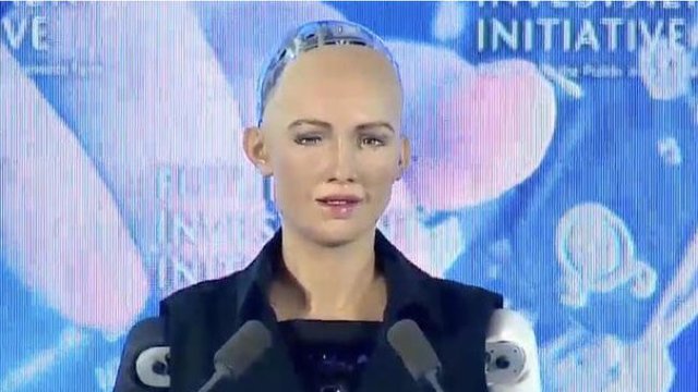 Robotul Sophia poate retrage numerar de la comercianți cu cardul primit în România