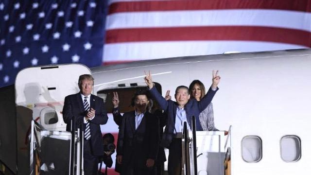 Cei trei americani eliberați de Coreea de Nord au fost așteptați de președintele american Donald Trump