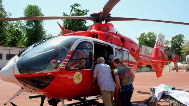 FOTO| Un elicopter SMURD din Galați a transportat o pacientă de la Vulcănești la Chișinău