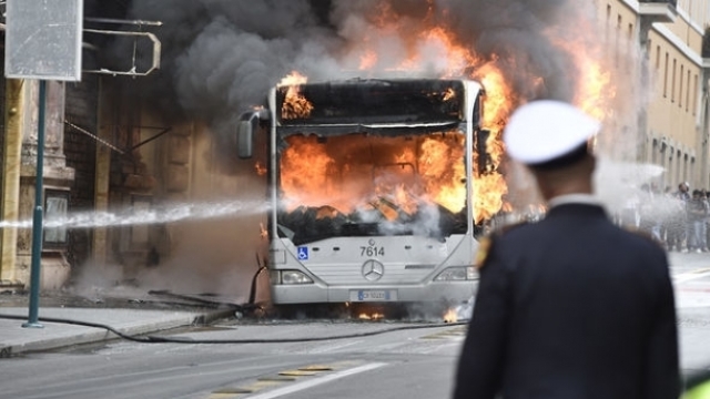 VIDEO | Un autobuz a luat foc și a explodat în centrul Romei
