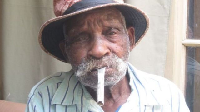 Cel mai bătrân om din lume vrea să renunțe la fumat