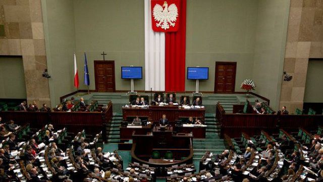 Deputații polonezi au votat pentru a-și reduce indemnizațiile cu 20%
