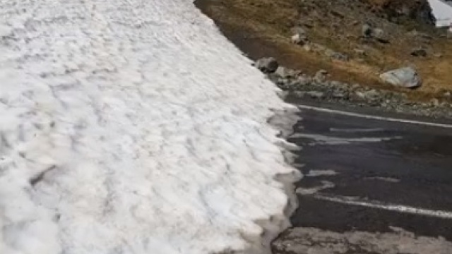 VIDEO | Zăpadă de șase metri pe Transfăgărășan. Când ar putea fi reluată circulația