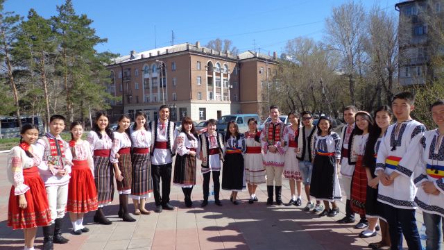 VIDEO | O fetiță din Kazahstan cântă o piesă în limba română, reprezentând Societatea Culturală Română DACIA din Karaganda