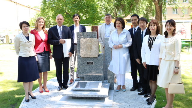 Un monument donat de cetățenii orașului Hiroshima, lovit de bombardamentul atomic, a fost inaugurat la Chișinău