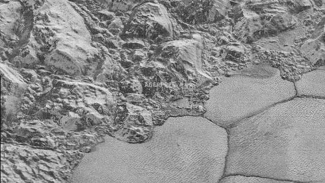 Dunele de pe Pluto sunt alcătuite din granule de metan congelat
