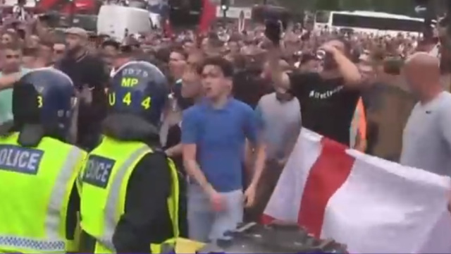 VIDEO | Violențe în centrul Londrei. Sute de protestatari s-au luat la bătaie cu polițiștii