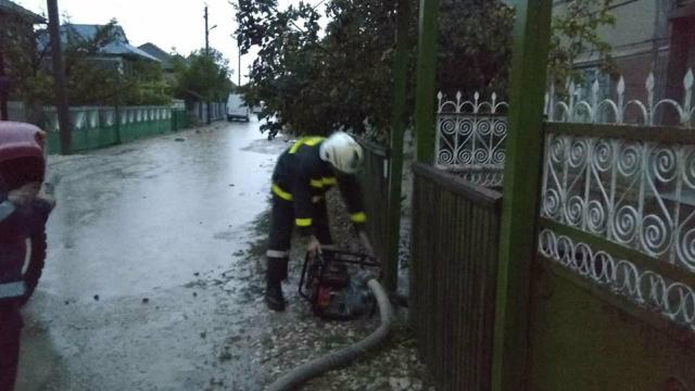 Pompierii și salvatorii intervin în urma ploilor abundente