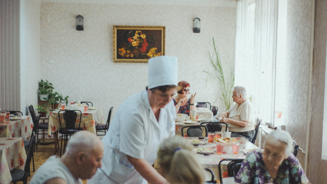 În Chișinău, sute de persoane iau zilnic masa la cantinele sociale 