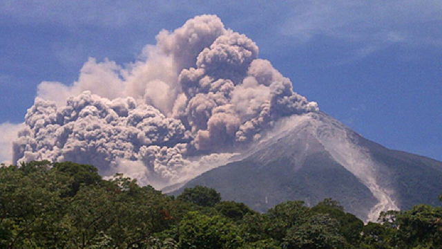 Vulcanul Guatemala continuă să erupă. Salvatorii îi caută în continuare pe cei dispăruți în erupțiile recente