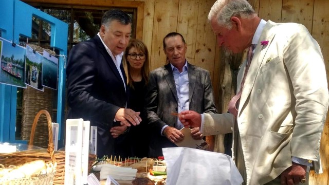 Prințul Charles discută cu producătorii de gem și de miere, în Transilvania
