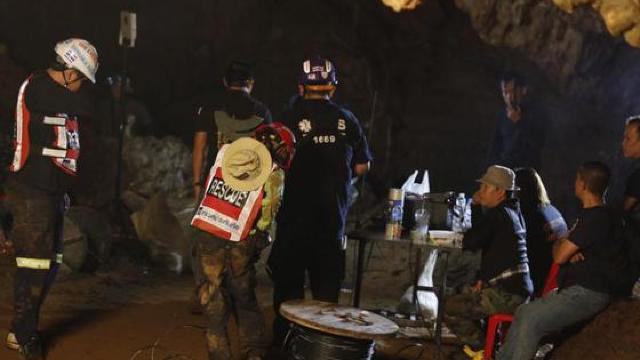 Opt dintre cei 12 băieți blocați într-o peșteră din nordul Thailandei au fost evacuați în siguranță