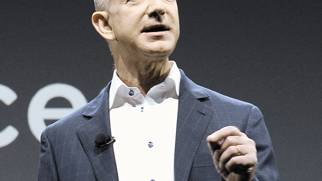 CEO-ul Amazon, Jeff Bezos: Trebuie să plecăm de pe această planetă, dar nu către Marte
