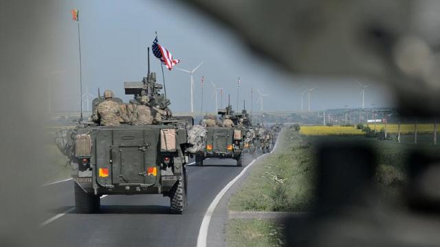 Militarii americani de la IRONHORSE vin în România cu peste 500 de vehicule blindate și echipamente