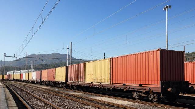 Ministerul Economiei anunță tarife avantajoase pentru companiile care transportă materiale de construcție cu trenul 