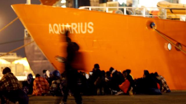 Italia refuză, pentru prima dată, să preia un vas cu peste 600 de migranți la bord