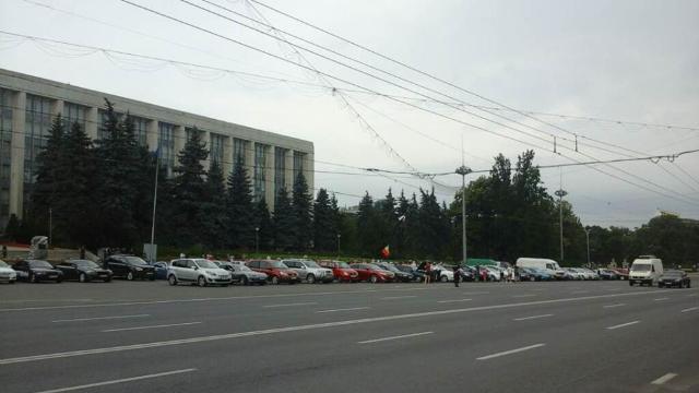 UPDATE | Automobiliștii au ieșit din nou la PROTEST. Șoferii și-au parcat iarăși mașinile în Piața Marii Adunări Naționale din Chișinău