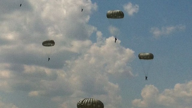 FOTO | Militari din R. Moldova și România au efectuat  salturi cu parașuta la Baza de Aviație de la Mărculești