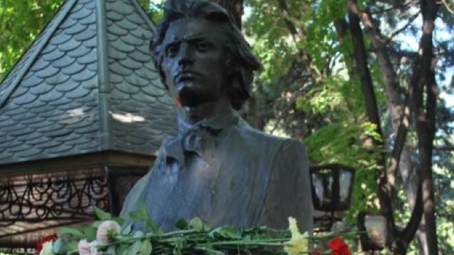 Astăzi se împli­nesc 129 de ani de la moar­tea poe­tu­lui român Mihai Emi­ne­scu