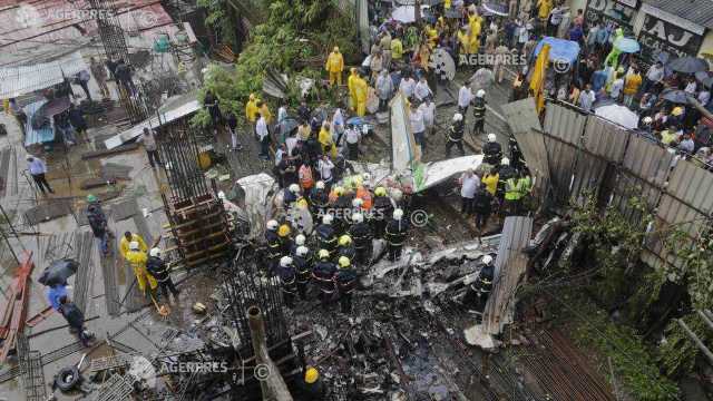 Cinci morți în urma prăbușirii unui avion de mici dimensiuni în mijlocul orașului Mumbai

