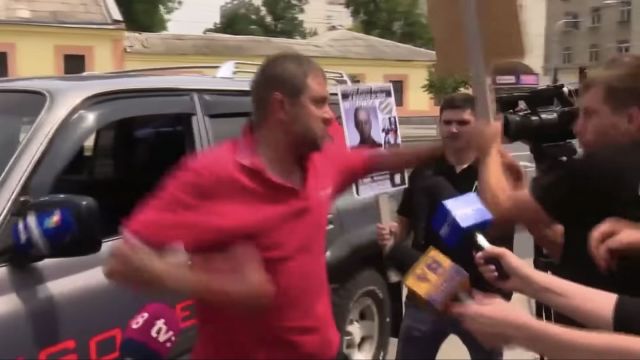 Unioniștii condamnă reacția întârziată a poliției la atacul asupra manifestanților din fața Ambasadei Ruse