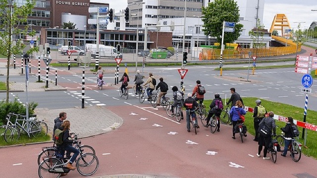 Angajații din Olanda ar putea câștiga bani dacă vin cu bicicleta la muncă 