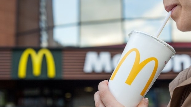 McDonald's renunță la paiele din plastic în Marea Britanie și Irlanda. Cu ce le va înlocui