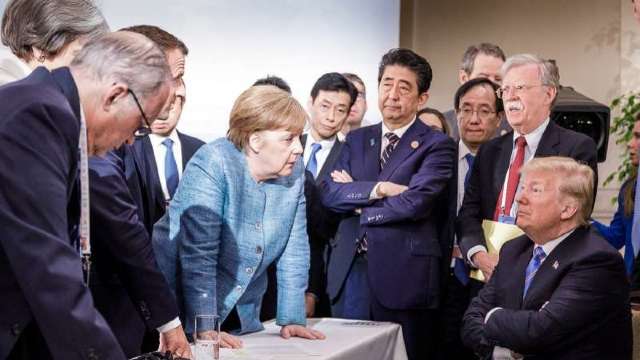 Donald Trump în fața Angelei Merkel, la G7: O fotografie cât sute de discursuri
