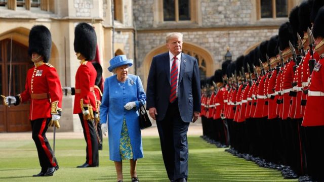 FOTO | Donald și Melania Trump, primiți de regina Elisabeta a II-a la castelul Windsor. Britanicii protestează