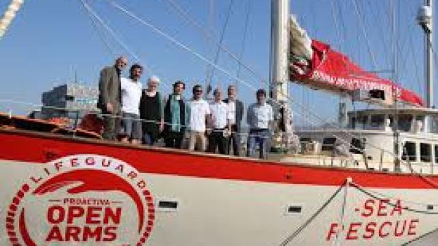 Nava unui ONG spaniol cu 60 de migranți la bord a ajuns în Barcelona după ce Italia a refuzat acostarea sa