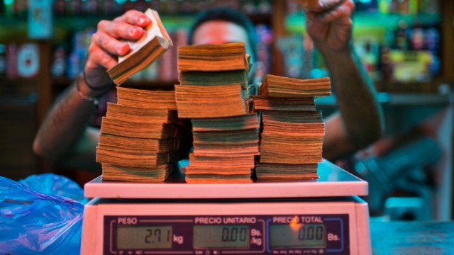 FMI | Inflația Venezuelei, care printează bani pentru a acoperi găurile din buget, va atinge nivelul de 1.000.000%