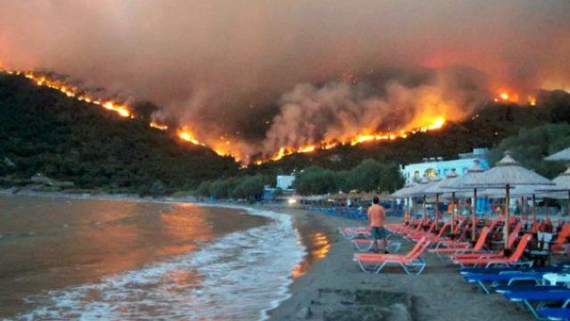 Numărul victimelor incendiilor din Grecia a ajuns la 96