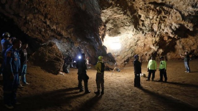 A murit unul dintre scafandrii implicați în salvarea celor 12 băieți blocați într-o peșteră din Thailanda